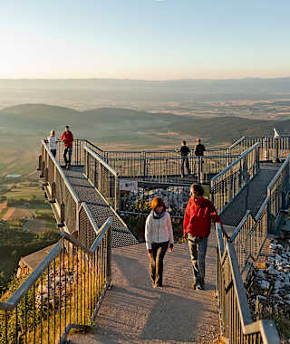 Der Skywalk auf der Hohen Wand (1.132 m) bietet einen atemberaubenden Ausblick über die Region Bucklige Welt