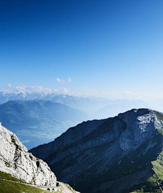 Die steilste Zahnradbahn der Welt – im Grenzbereich der Kantone Luzern im Westen und Nidwalden und Obwalden