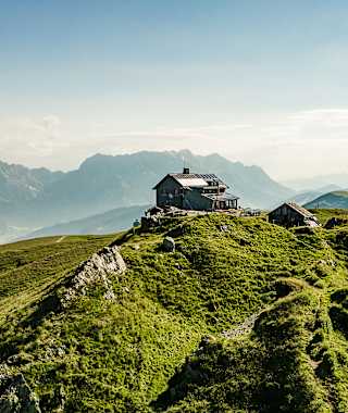 Das Statzerhaus befindet sich direkt am 2.117 m hohen Hundstein.