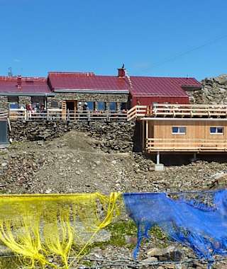 Glungezerhütte mit der neuen Schlafhütte "TuXer"