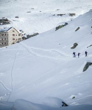Die Jamtalhütte ist ein guter Stützpunkt für die zahlreichen Skitouren im Gebiet.