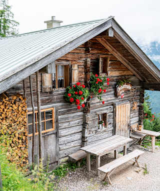 Die urige Schärtenalm lädt zur Brotzeit ein.
