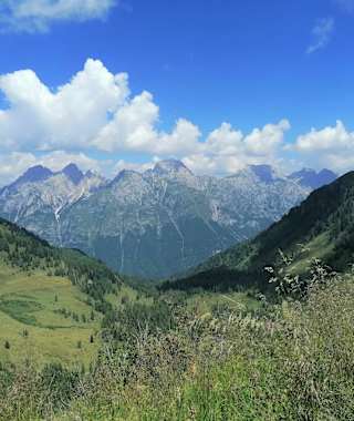 großartige Aussicht von der Forc. Pièltinis zur C.ra Vinadia sowie zur nördl. Gebirgsgruppe M. Siera, Creta Forata und M. Cimon (re.)