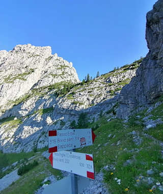 Die höchste Erhebung der Tagesetappe: der Passo Elbel, eingebettet von den Abhängen Cresta di Enghe (links) und Crete Brusade