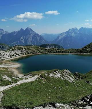 Am Weg zum Passo del Mulo - ein Blick nach Süden zu den Laghi d'Olbe - dahinter die faszinierende Bergwelt im westlichen Friaul