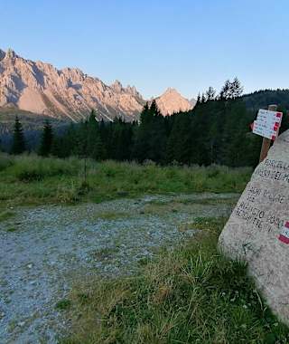 Am Weg zum Passo Avanza und Val Disesis, eine interessant gestaltete "Hinweistafel" - dahinter der Monte Lastroni - Morgenstimmung
