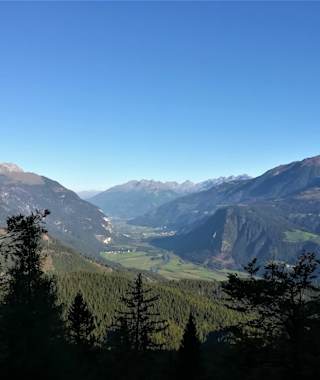 am Weg zur Ochsenalm und zum Jukbichl: ein Blick nach Nordwesten in das Drautal und zu den Lienzer Dolomiten (links), zur Kreuzeck- bzw. Schobergruppe