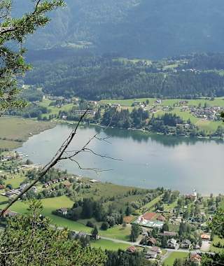 Blick hinunter auf den Pressegger See im Gailtal