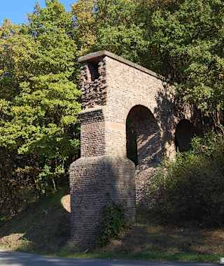Parkplatz am römischen Aquädukt und Sportplatz