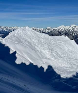 Abfahrt in den Kalkkögel (im Schatten) mit Blick auf den Widerberg (in der Sonne)