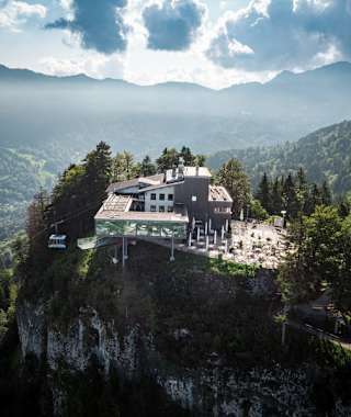 Die Karrenseilbahn bringt ihre Besucher in weniger als fünf Minuten auf 976 Meter Höhe. Von dort führt eine leichte Wanderung über den Staufensee durch die Rappenlochschlucht zurück ins Gütle.