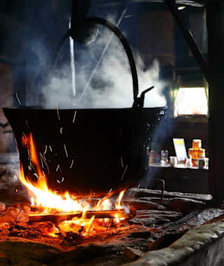 Offene Feuerstelle auf der uralten Karseggalm