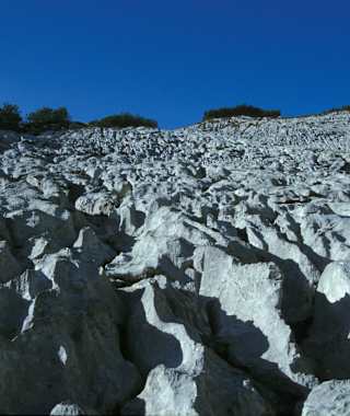 Bizzarre Karstformationen sind typisch für das Steinerne Meer