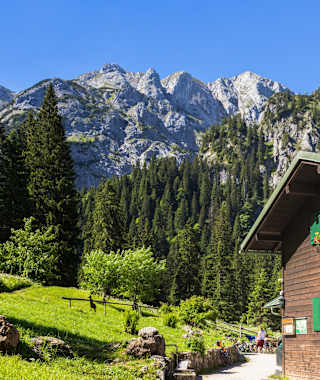 Die Kenzenhütte liegt im Naturschutzgebiet Kenzen in den bayerischen Ammergauer Alpen.