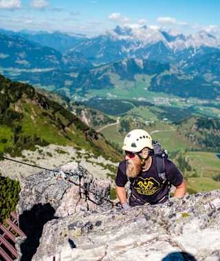 Perfektes Panorama inklusive - am Klettersteig Henne