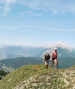 Am Wiesenabsatz in der Steigmitte kann man über den Notausstieg den Klettersteig verlassen.