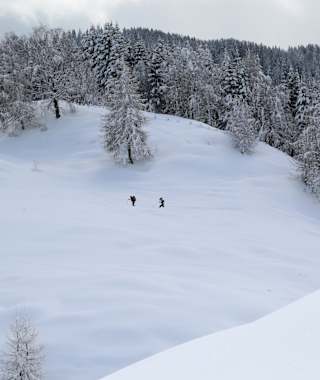 Verschneite Hänge am Weissensee
