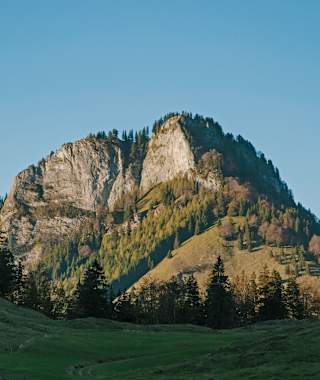Blick zum Heuberg im letzten Abendlicht.
