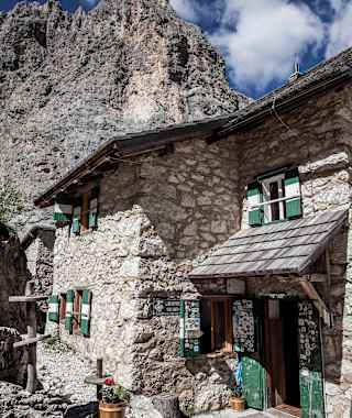 Die Langkofelgruppe hinter der Langkofelhütte