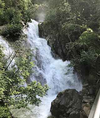 Blick vom Steg auf den Langetaler Wasserfall