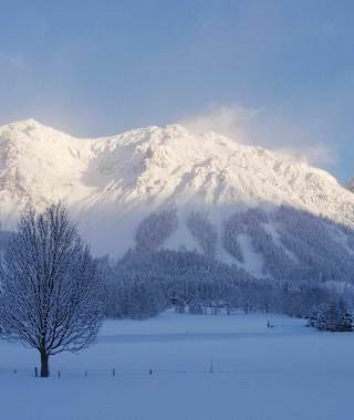 Die Dachsteinrunde bietet besonders schöne Aussichten auf das Dachsteinmassiv