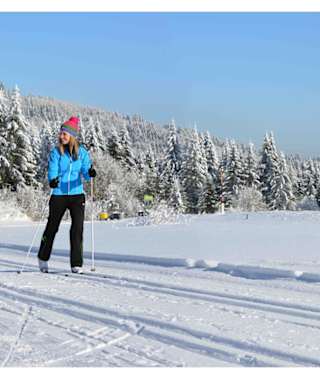 Auch wenn der Böhmerwald vom Wald geprägt wird, führen die Langlaufloipen sehr oft über sonnige Wiesen.