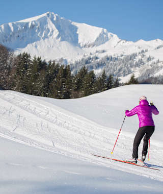 Langlaufen in der prächtigen Bergkulisse der Allgäuer Alpen in Oberstdorf