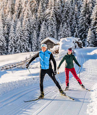 Schöne, einfache und sonnige Langlauf-Aufwärmrunde in Obertillaich.