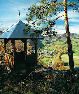 Die Leopoldswarte am Hausberg. Tiefblick nach Westen in das Pielachtal.