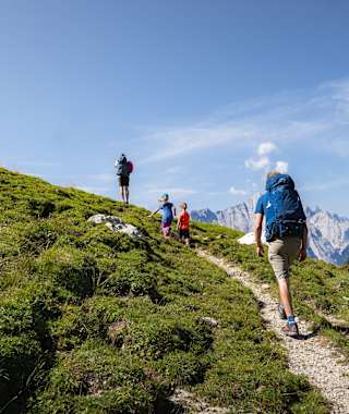 Familienwanderung im Gaistal: Familie läuft auf schmalem Steig