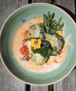 Wastlalm-Brenna duats guat (Brennesselknödel)