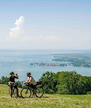 Vom Pfänder blickt man hinunter auf die Weite des Bodensees