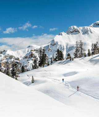 Mit Schneeschuhen zieht man einsame Spuren durch den Schnee
