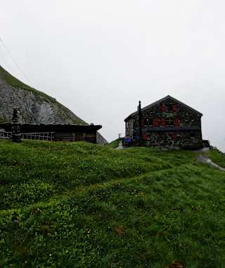 Die Martinsmadhütte liegt auf 2.002 m Höhe.