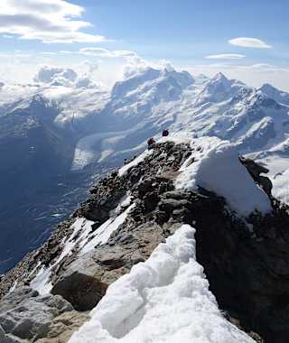 Die letzten Meter zum schmalen Gipfelgrat, wo sich mit 4.478 Metern der höchste Punkt befindet.