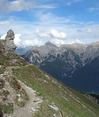 Am Weg vom Sennjoch zur Starkenburger Hütte. Im Hintergrund, Serles (links) und Kesselspitze (rechts).