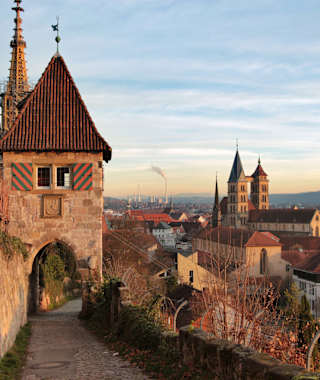 Esslinger Höhenweg und Beutau mit Weinbergen und historischer Altstadt von Esslingen.