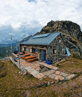Die Medelserhütte liegt auf 2.524 m auf einem Sattel der Fuorcla da Lavaz, einem Passübergang zwischen dem Val Plattas und dem Val Lavaz