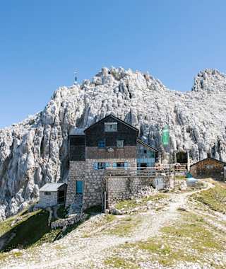 Die Meilerhütte (2.366 m) befindet sich unmittelbar am Wettersteinkamm direkt auf einem Grat im Dreitorspitzgatterl.