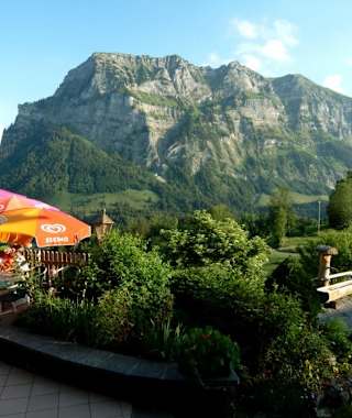 Sonnenterasse beim Berghaus Kanisfluh auf der Schnepfegg