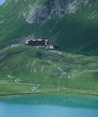 Die Memminger Hütte am unteren Seewisee in den Lechtaler Alpen