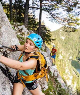 Bei der Querung am obersten Felsgürtel warten Tiefblicke ins Mürztal. Schwindelfreiheit und ein beherztes Zupacken sind hier gefragt.