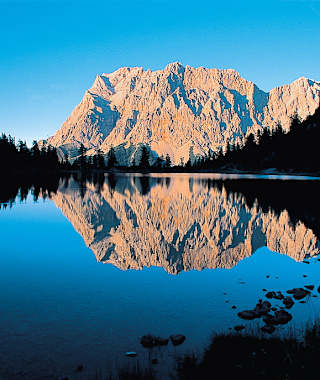 Magische Momente: Das Zugspitzmassiv spiegelt sich im Seebensee.