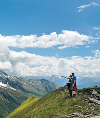 1) Vom Kamm des Etschlsattels genießen wir einen herrlichen Rundblick auf weite Teile der Hohen Tauern. Hier blicken wir zur Maresenspitze (2916 m).