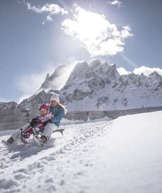 Rodeln mit Dolomitenkulisse