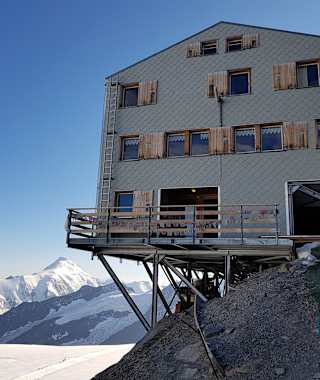 Die Mönchsjochhütte steht in exponierter Lage auf Stelzen.