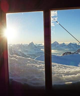 Feinstes Westalpenpanorama vom Hüttenfenster aus.