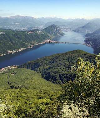 Der Monte San Giorgio ist links und rechts umarmt vom Lago di Lugano.
