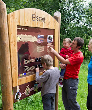 Wirf einen Blick au fdie Giganten der Vorzeit - im Moor-Erlebnis-Pfad Inzell/Chiemgau