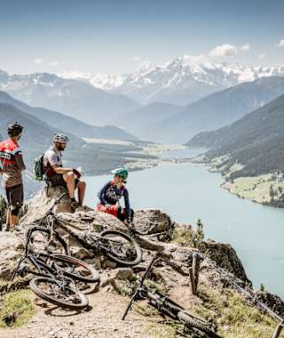 Mountainbiken im Dreiländereck zwischen dem Tiroler Nauders, dem Südtiroler Reschensee und dem Schweizer Engadin